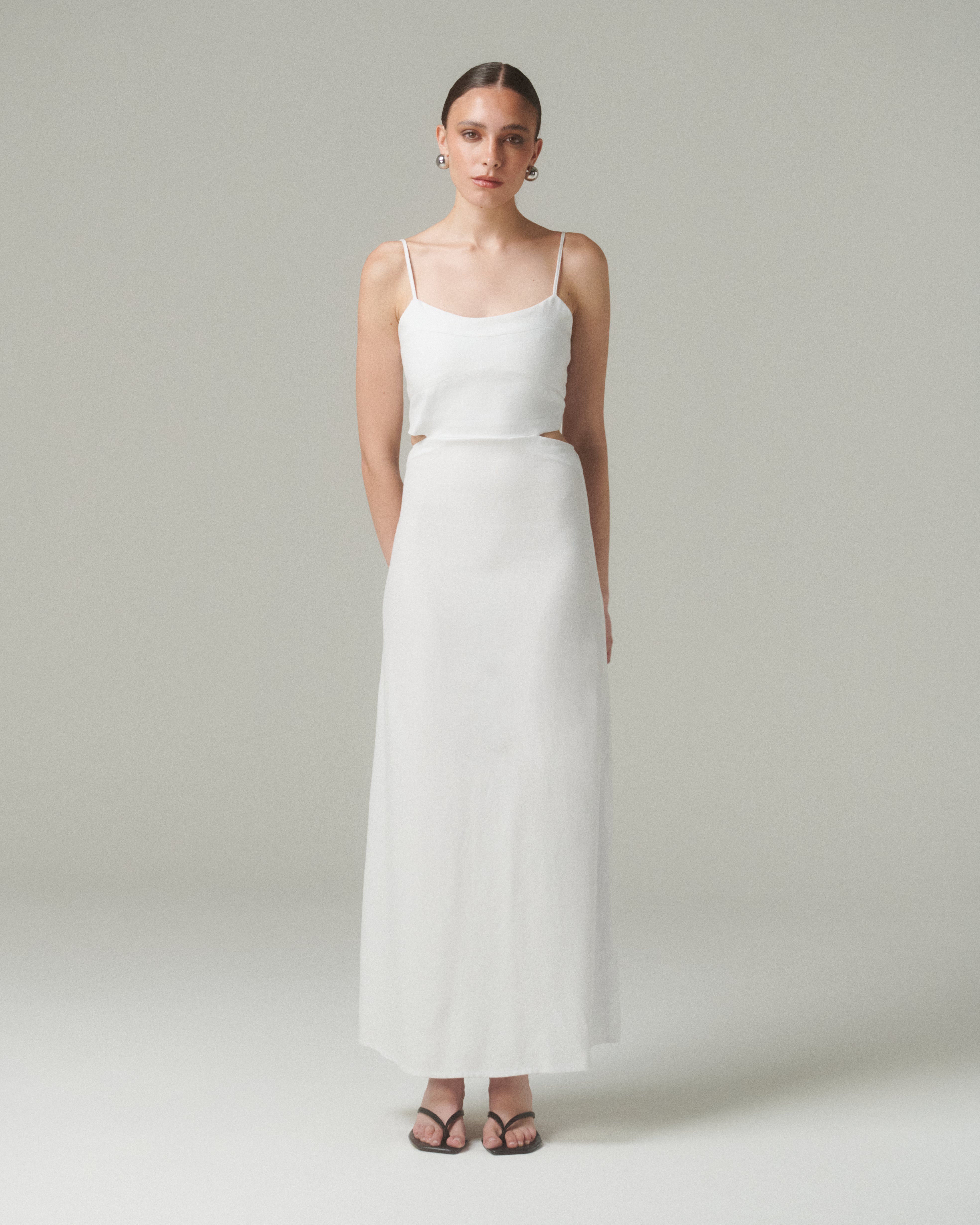 Modelo llevando el Vestido Moa Blanco con diseño elegante y tirantes finos, adecuado para cualquier ocasión.