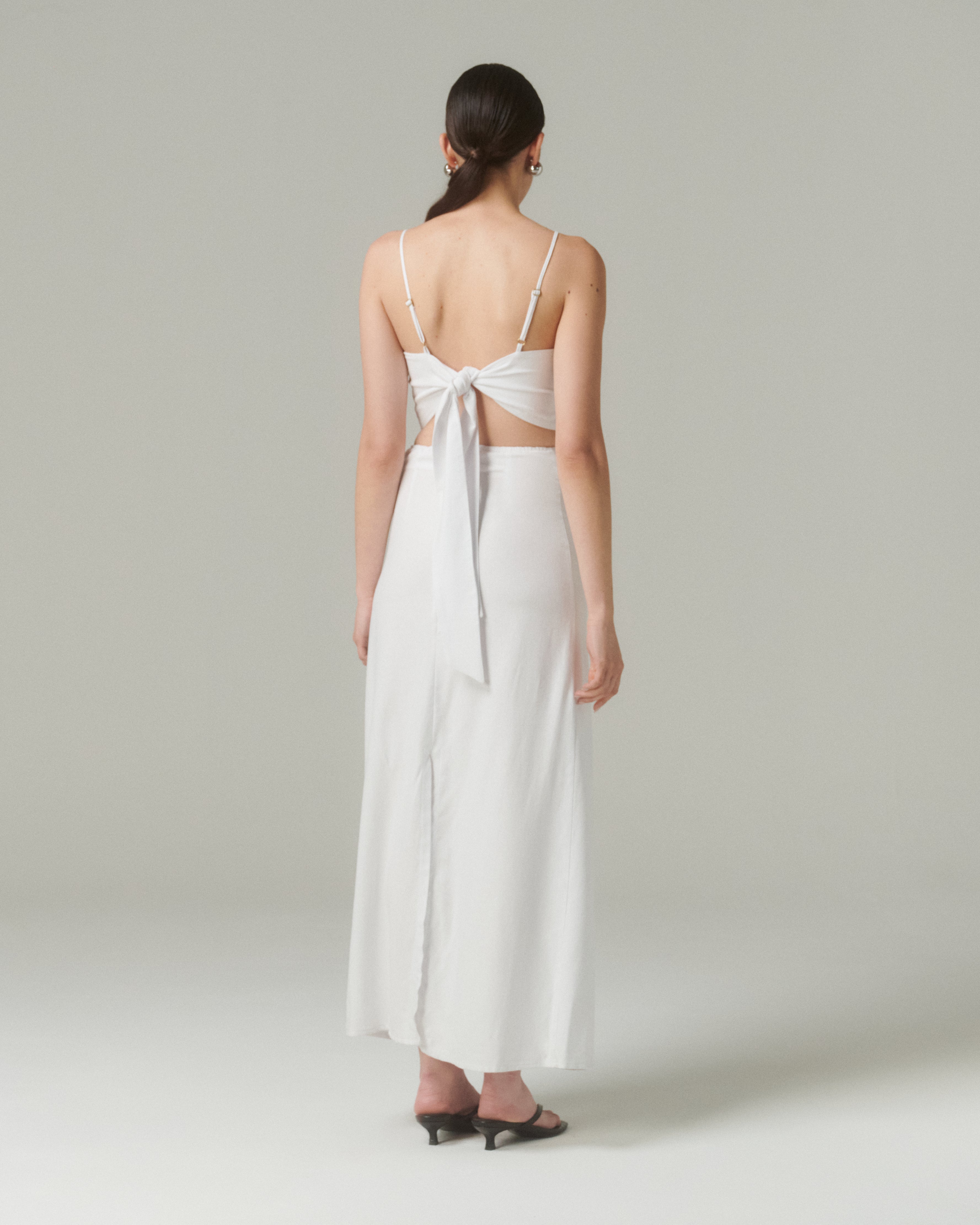 Vista trasera del Vestido Moa Blanco con lazo ajustable y tirantes finos, perfecto para destacar elegancia y comodidad.