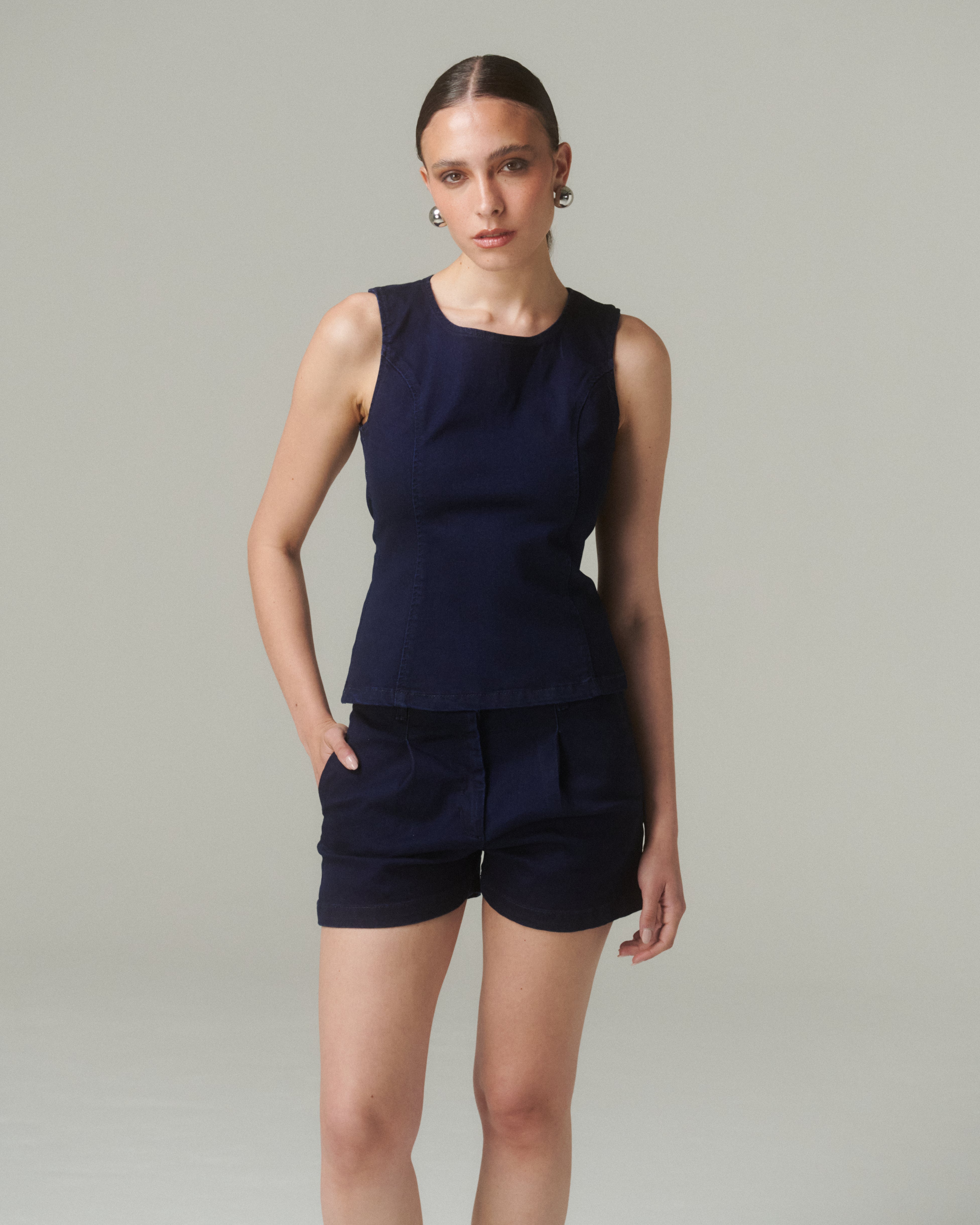 Vista frontal completa del Short Iona Denim, combinada con blusa o top, resaltando la silueta limpia y elegante.