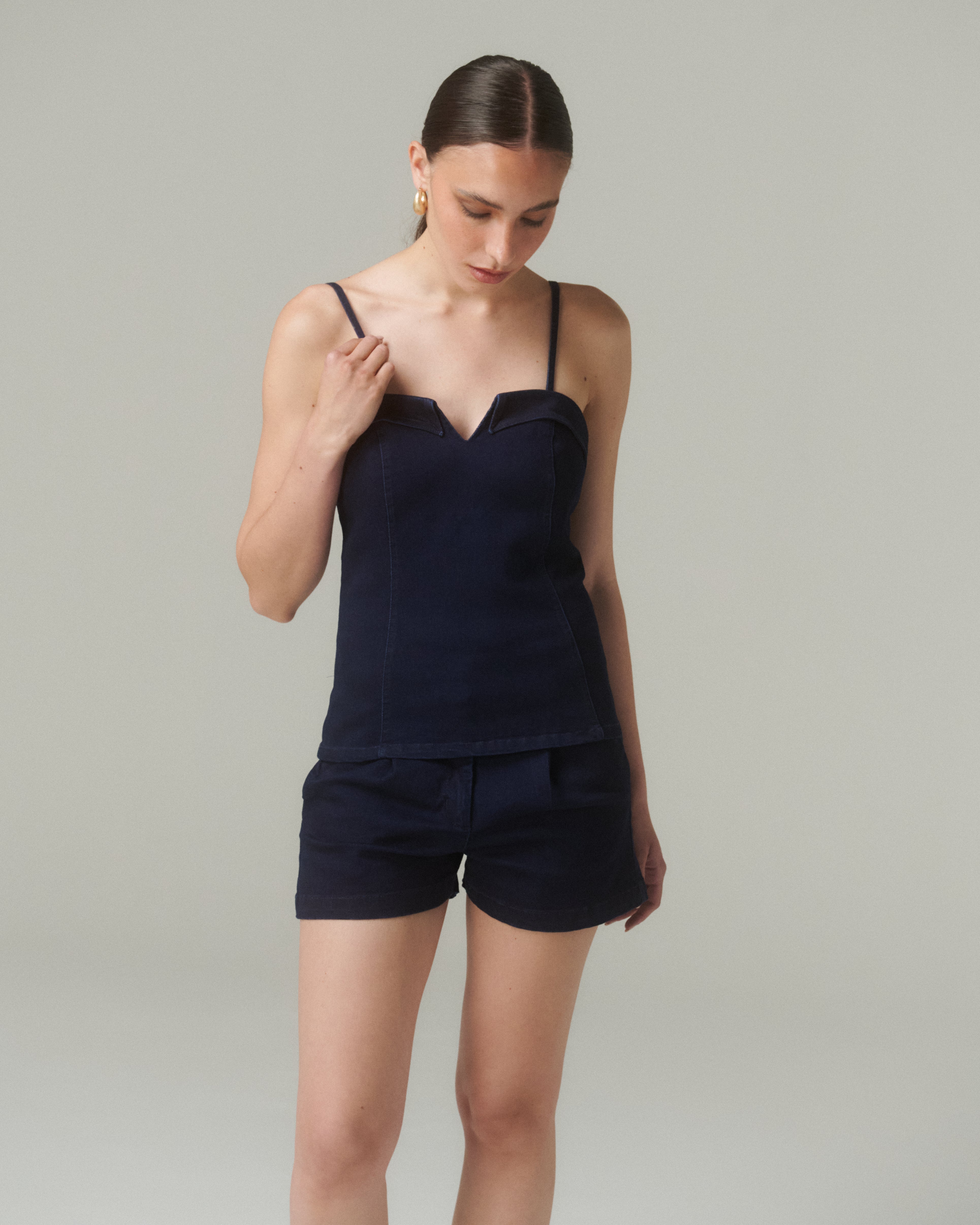 Vista frontal de la Blusa Sol Denim, mostrando el escote corazón y tirantes finos con breteles regulables.