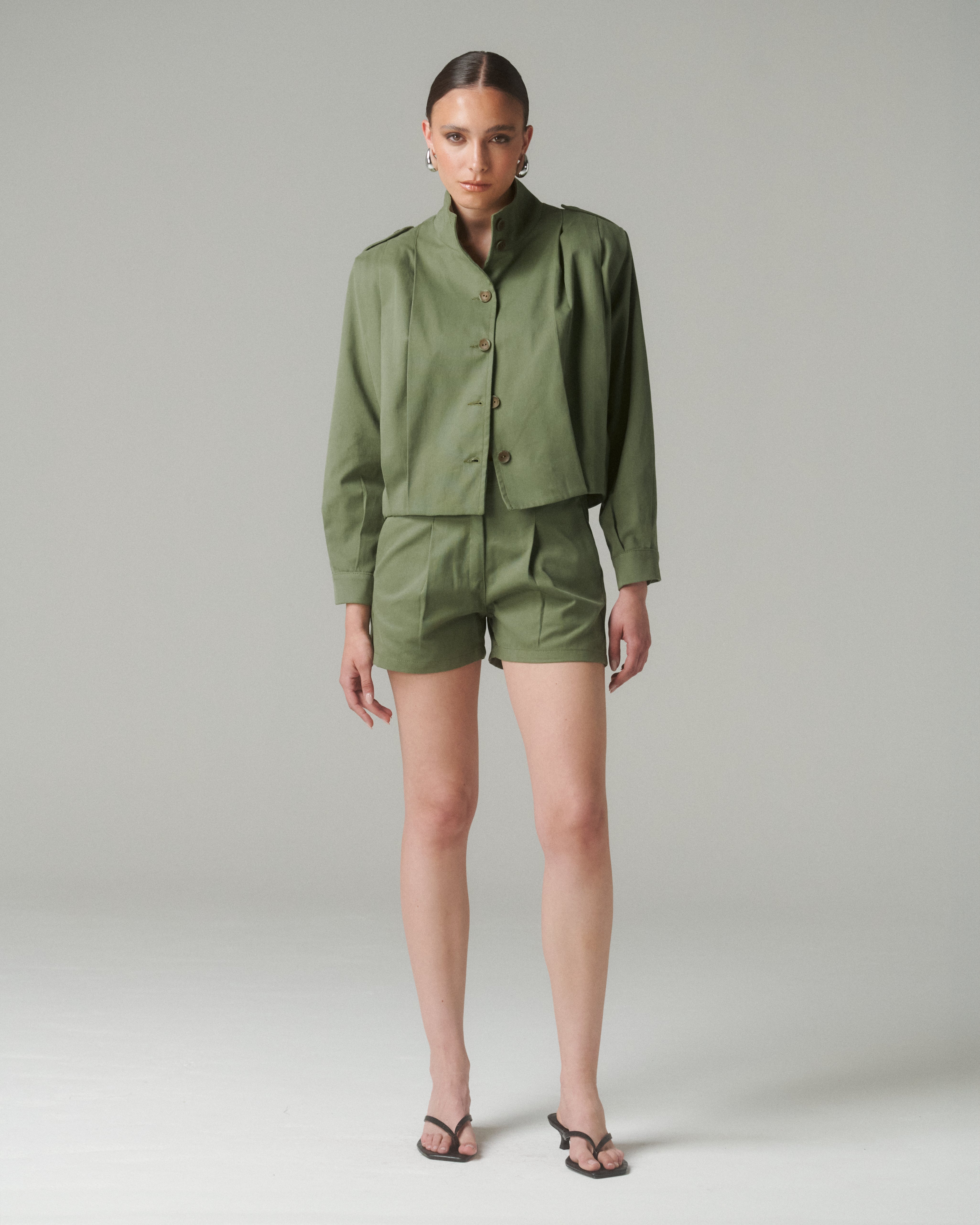 Vista de cuerpo completo del Short Lua Verde combinado con chaqueta del mismo color, resaltando silueta limpia y conjunto coordinado.