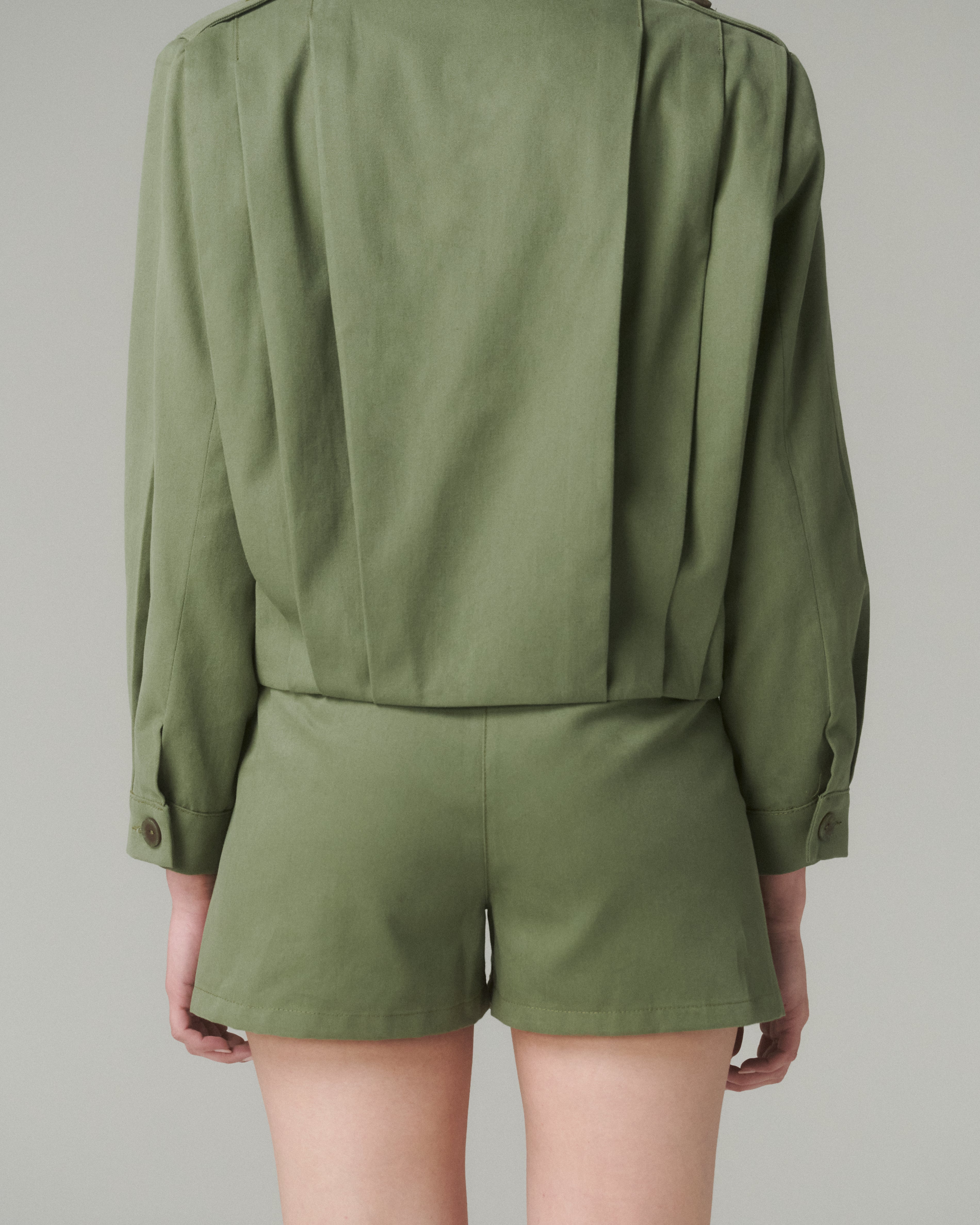 Primer plano trasero del Short Lua Verde, destacando el corte estructurado y acabado de la prenda.