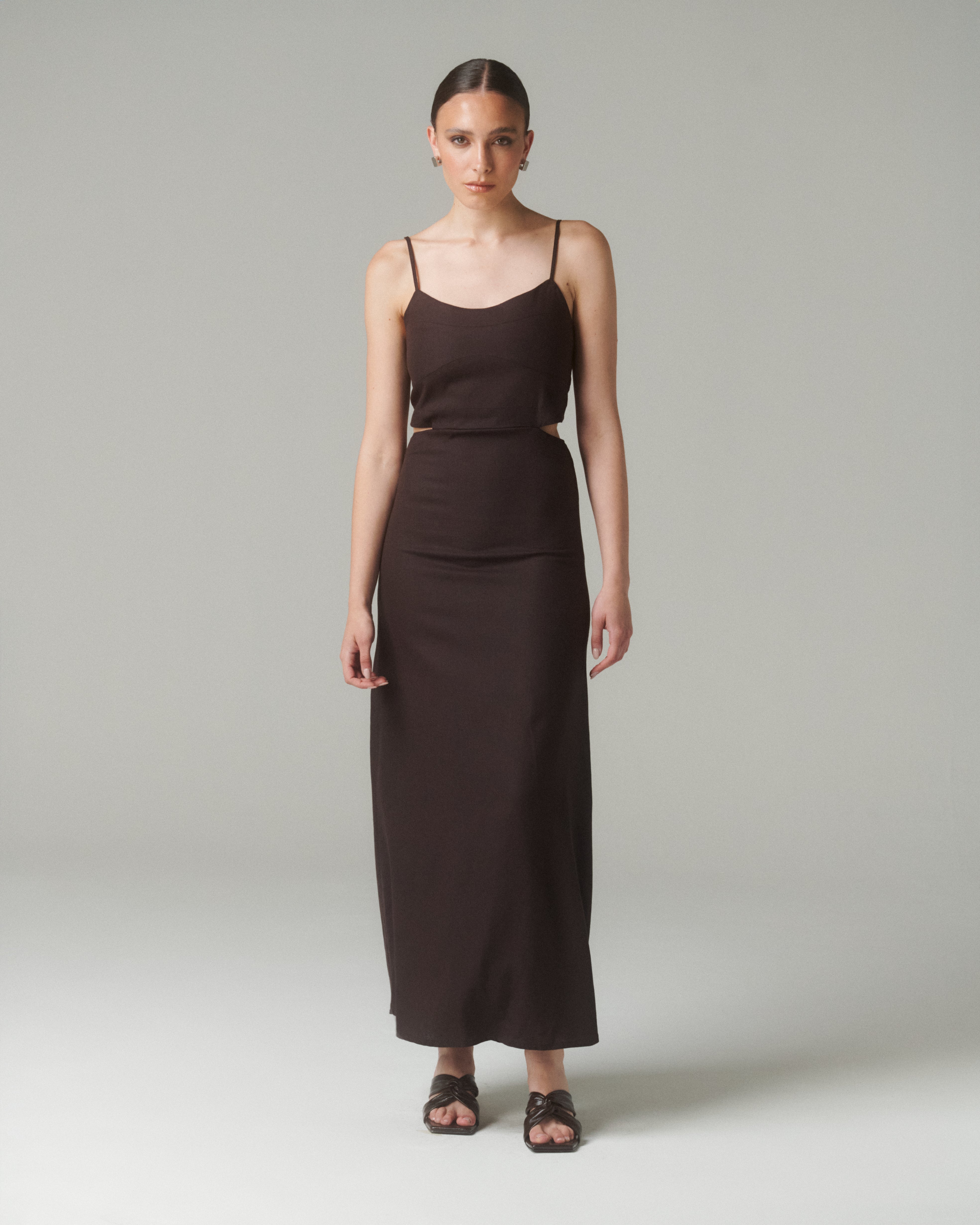 Modelo luciendo el Vestido Moa Café, elegante y ajustable, con escote recto y tirantes finos.