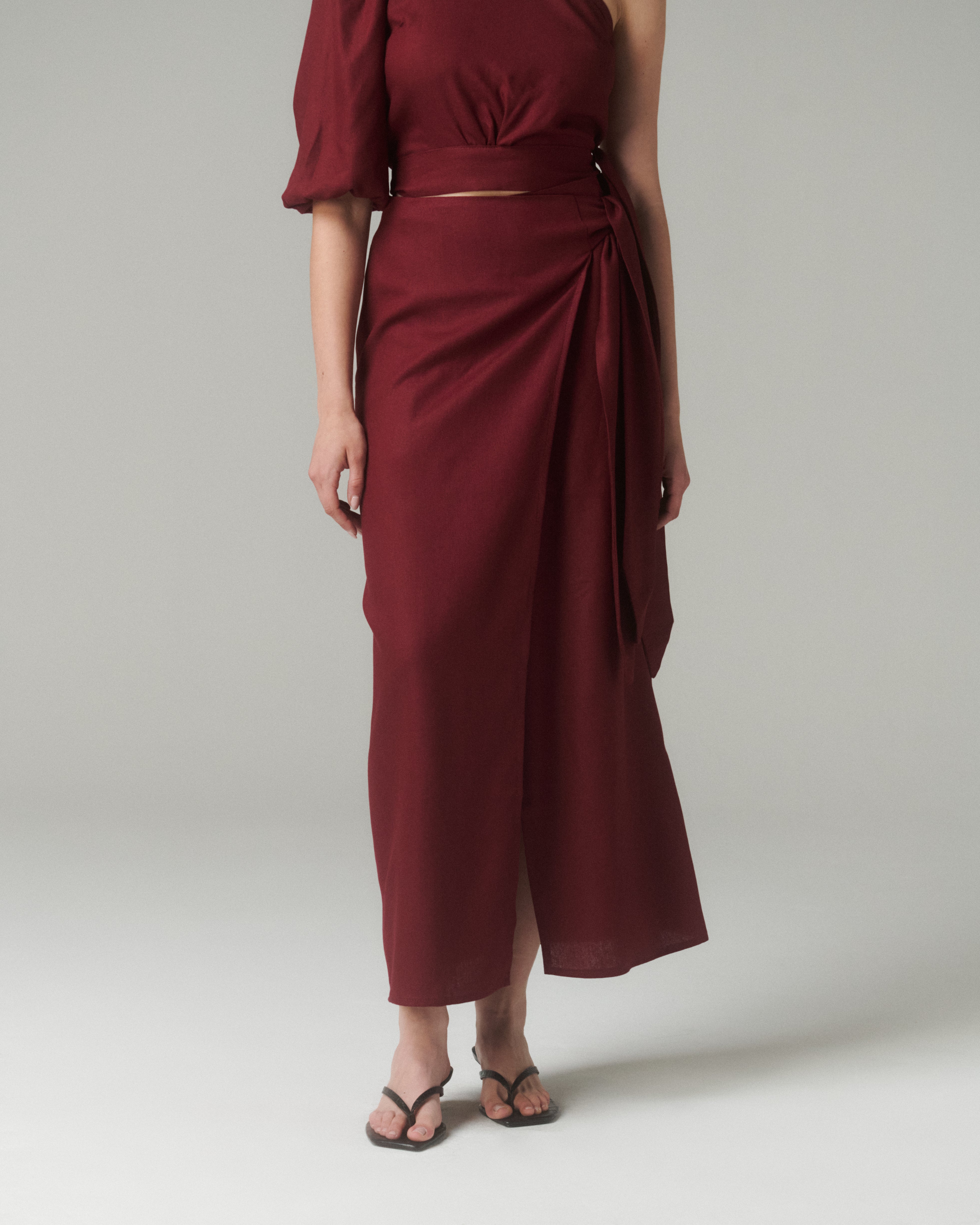 Plano medio o detalle del lazo lateral y textura del tejido (mezcla lino-viscosa)