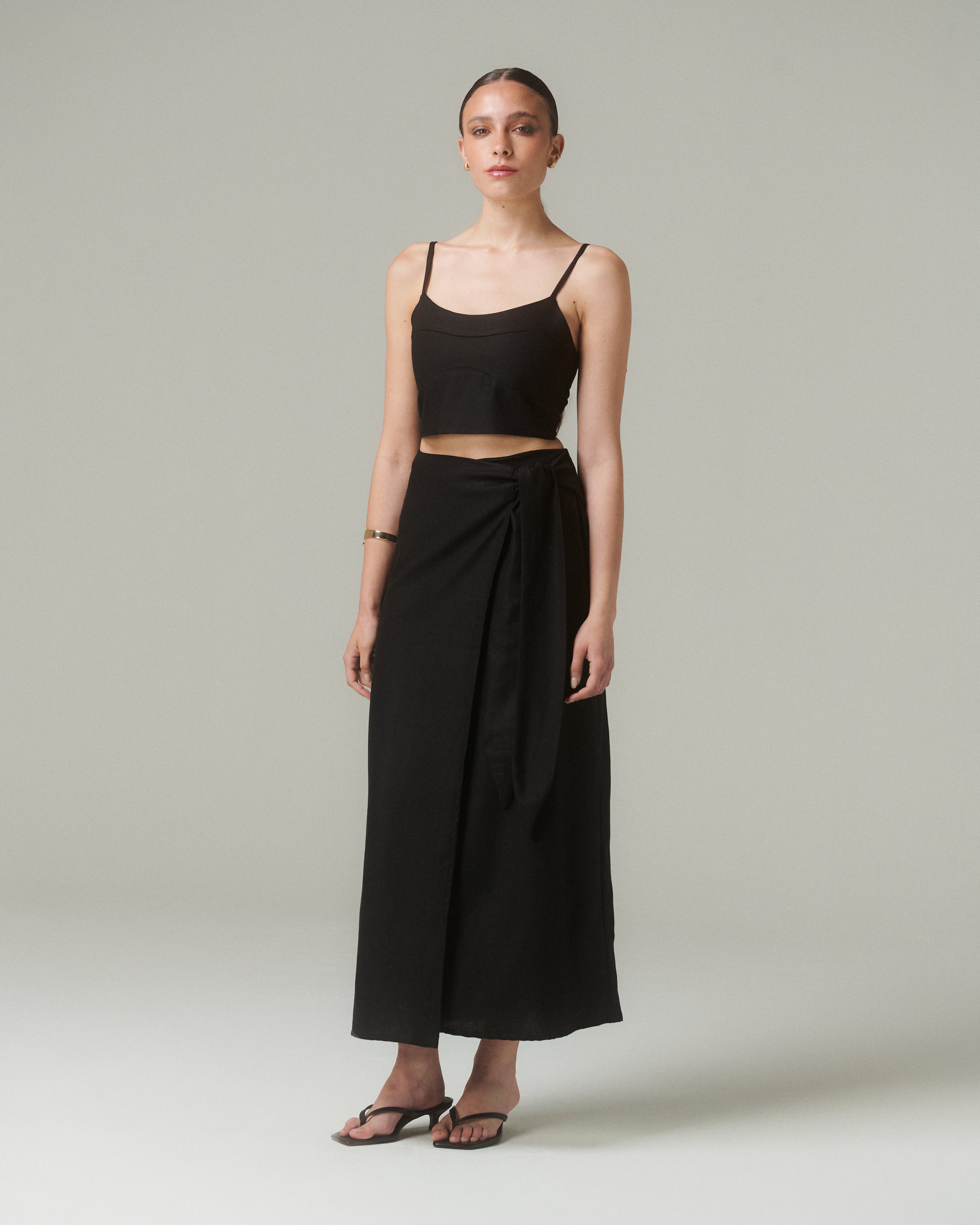 Modelo de cuerpo entero de frente, mostrando la caída y proporción de la prenda.  Combinar con la Falda Lara para coherencia visual.